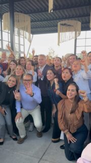 Gracias, Dr. Santiago Nieto, por convocar y reconocer a quienes día a día caminamos a su lado, en defensa de la Cuarta Transformación.

Lo que se construye en territorio no se improvisa ni se borra. Se sostiene con trabajo, lealtad y resultados.

Sigamos creyendo que la política puede hacerse de frente: con preparación, dignidad, honestidad y cercanía.

Esta reunión, además de reconocer, fue una oportunidad para celebrar que seguimos en equipo y cada día más unidos, dando lo mejor de nosotros para informar, escuchar y construir un Querétaro más justo y equitativo.